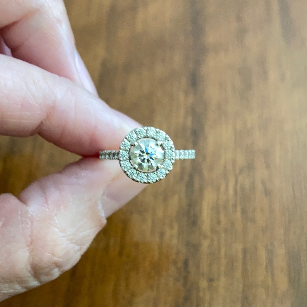 18 Kt White Gold “Hearts On Fire” Ring - Natural Diamonds
